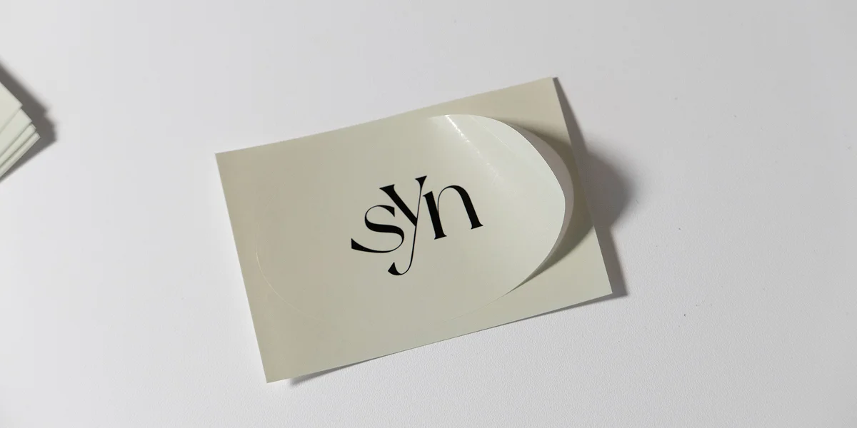무지 박스 위에 패키지 스티커를 붙여 브랜드 포장처럼 완성한 모습